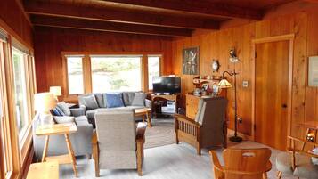 House, Multiple Beds (277 7th) | Living room | Fireplace, ping pong