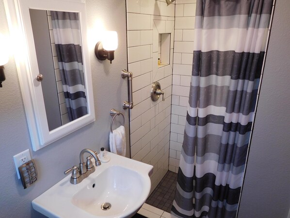 House, Multiple Beds (277 7th) | Bathroom