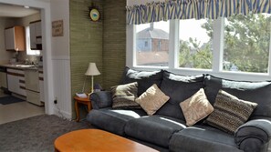 House, Multiple Beds (421 Beach Dr) | Living room