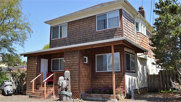 House, Multiple Beds (421 Beach Dr) | Exterior