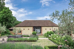 Exterior - Stunning 6 bedroom converted barn nestled in Souths Downs; 5,000+ sq ft; 9 acres (Storrington)