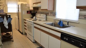 Unclassified image, 2 of 25, button - 425 Beach Dr (Seaside)