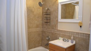 Casa, 2 camas Queen size (425 Beach Dr) | Baño | Shampoo y papel de baño 