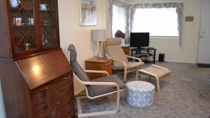 House, 2 Queen Beds (425 Beach Dr) | Living room