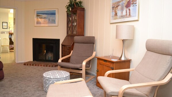 Maison, 2 grands lits (425 Beach Dr) | Salle de séjour | Foyer