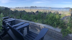 Outdoor seating with a view of the beach and ocean. - The Yacht House, Tofino B.C. (Tofino)