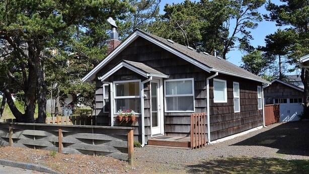 House, 2 Queen Beds (120 13th Ave) | Exterior - 120 13th Ave (Seaside)