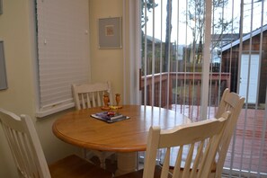 Casa, 2 camas de matrimonio (120 13th Ave) | Cocina privada | Especias y papel de cocina