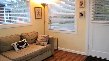 House, 2 Katil Ratu (Queen) (120 13th Ave) | Ruang tamu | Pendiangan