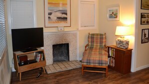House, 2 Queen Beds (120 13th Ave) | Living room | Fireplace - 120 13th Ave (Seaside)