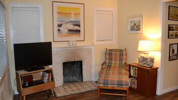 House, 2 Katil Ratu (Queen) (120 13th Ave) | Ruang tamu | Pendiangan