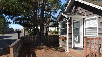 House, 2 Queen Beds (120 13th Ave) | Exterior