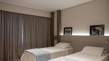 Frigobar, escrivaninha, espaço de trabalho para notebook