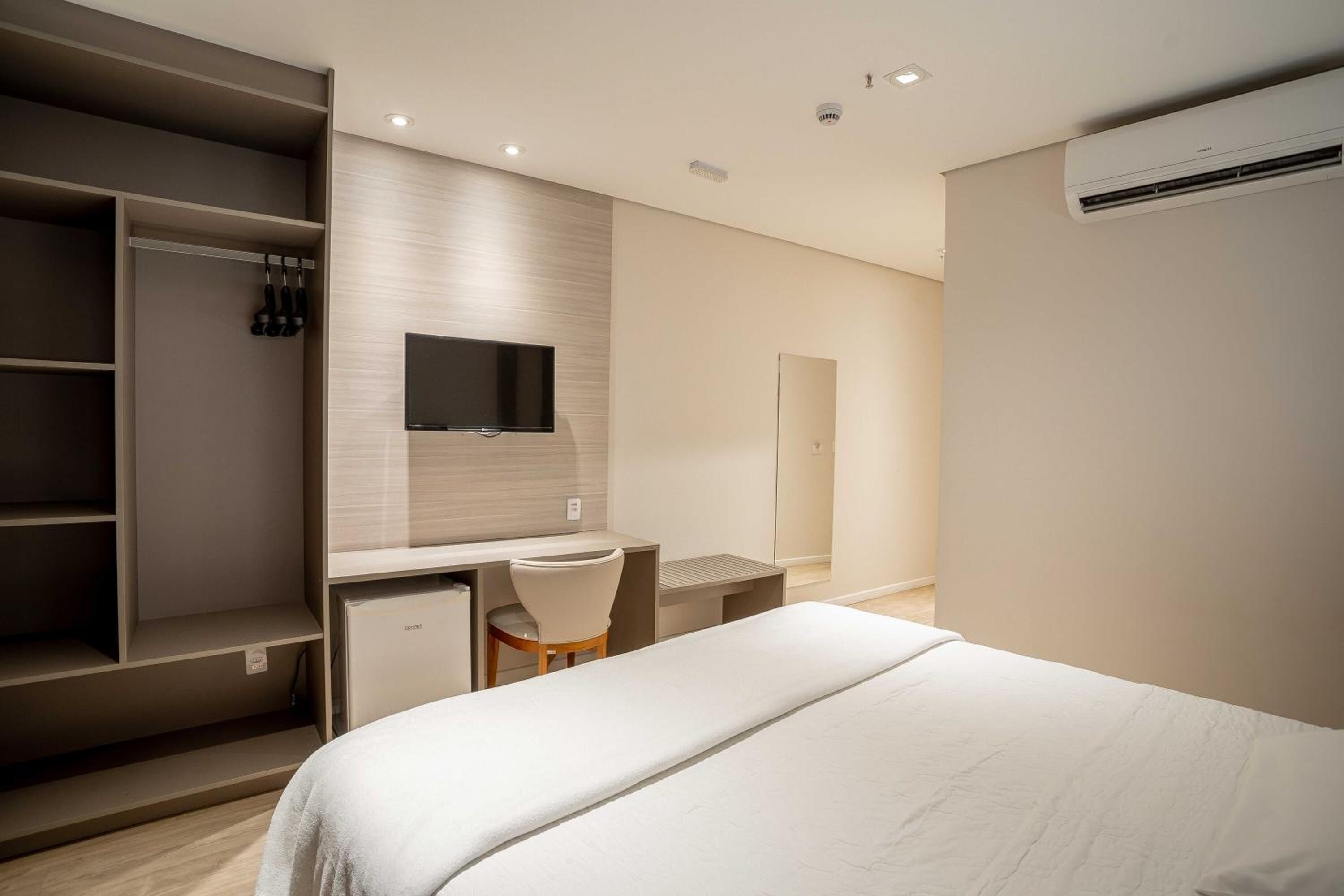 1 bedroom, minibar, desk, laptop workspace