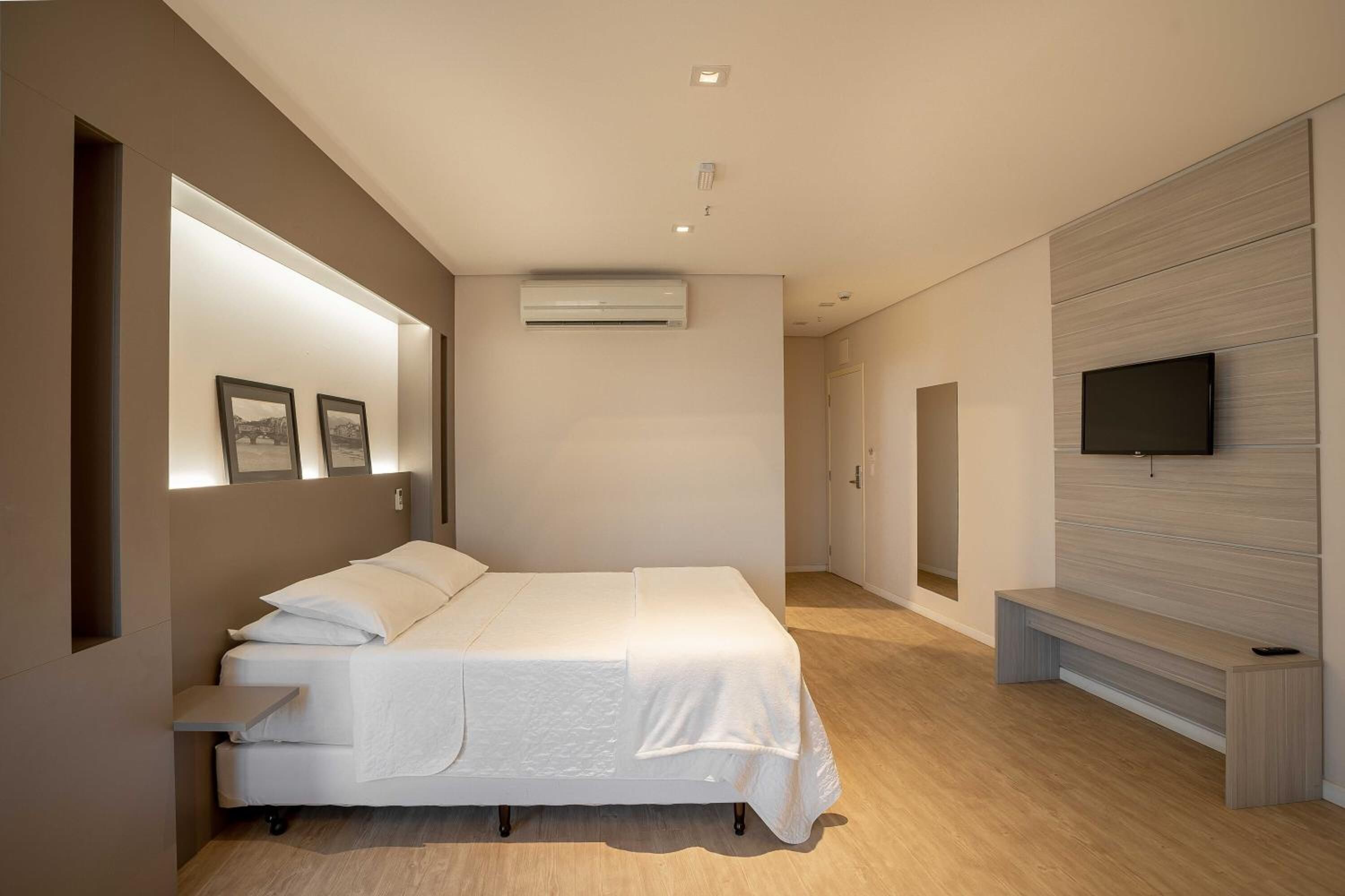 1 bedroom, minibar, desk, laptop workspace