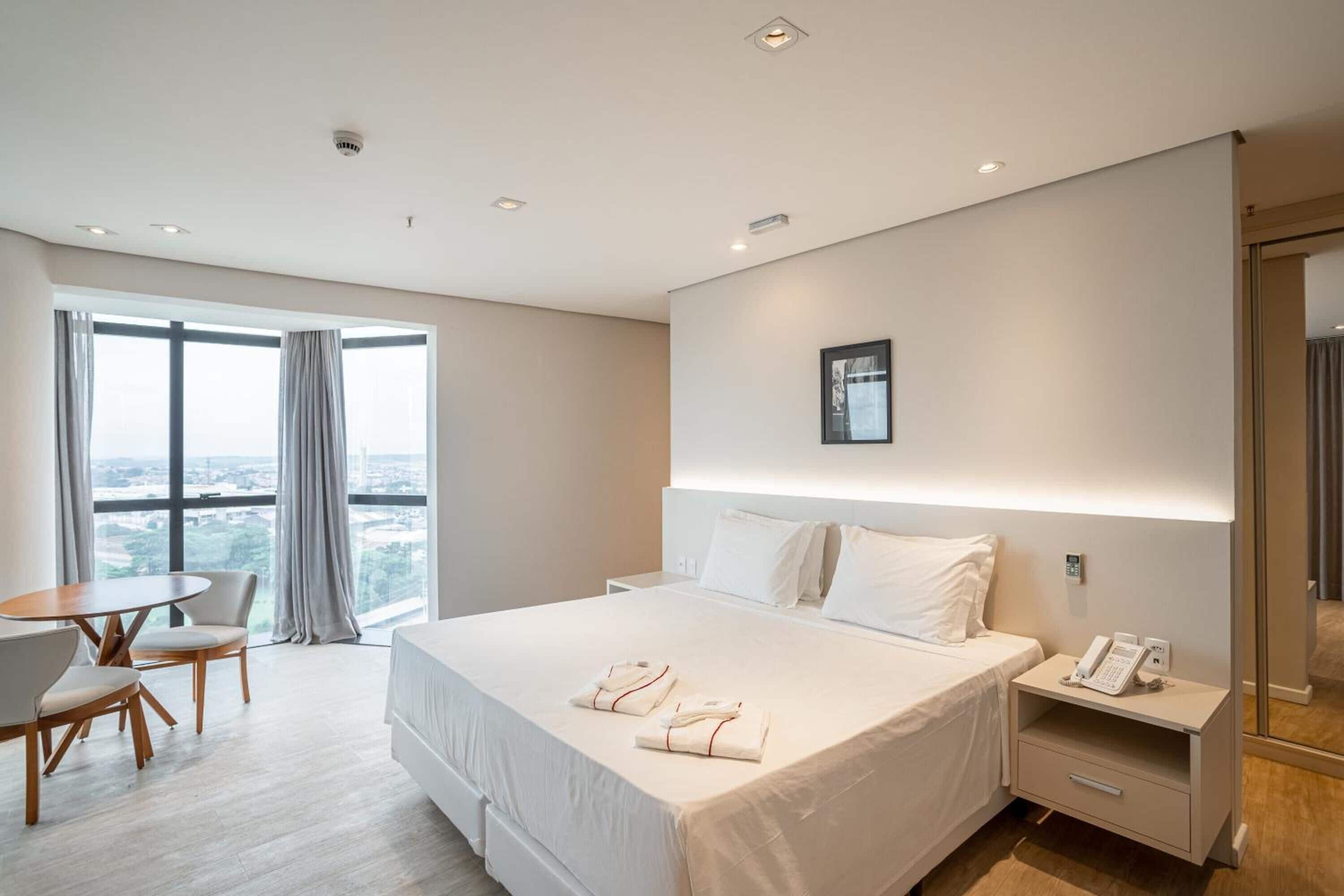 Minibar, desk, laptop workspace, free WiFi