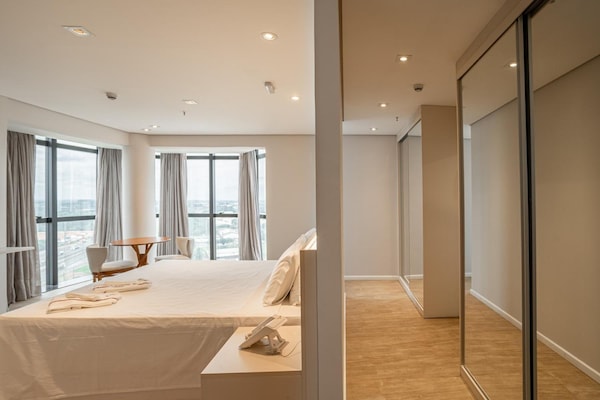 1 quarto, frigobar, escrivaninha, espaço de trabalho para notebook