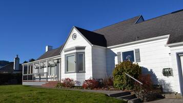 House, Multiple Beds (2338 S Edgewood St) | Exterior