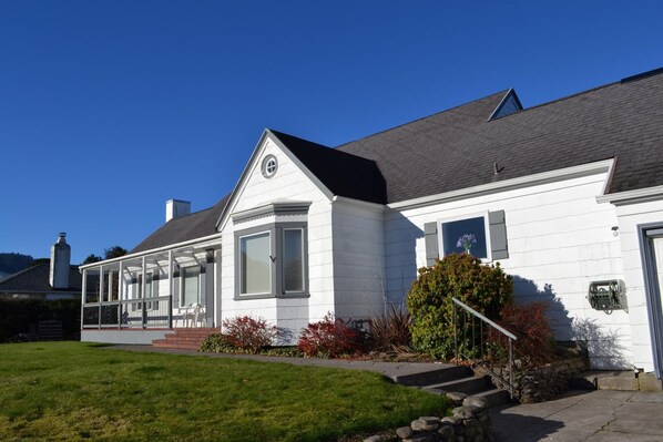 House, Multiple Beds (2338 S Edgewood St) | Exterior