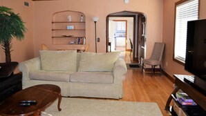 Huis, Meerdere bedden (2338 S Edgewood St) | Woonkamer | Een open haard