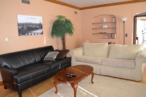 House, Multiple Beds (2338 S Edgewood St) | Living room