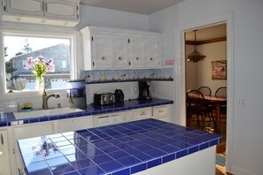 Maison, plusieurs lits (2338 S Edgewood St) | Cuisine privée | Épices, serviettes en papier