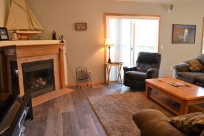 House, Multiple Beds (90587 Lake View Rd) | Living room | Fireplace, toys - 90587 Lake View Rd (Warrenton)