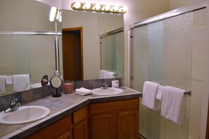 House, Multiple Beds (90587 Lake View Rd) | Bathroom - 90587 Lake View Rd (Warrenton)