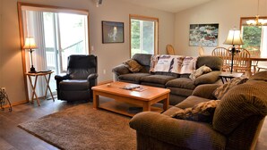 House, Multiple Beds (90587 Lake View Rd) | Living room | Fireplace, toys - 90587 Lake View Rd (Warrenton)