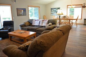 House, Multiple Beds (90587 Lake View Rd) | Living room | Fireplace, toys - 90587 Lake View Rd (Warrenton)