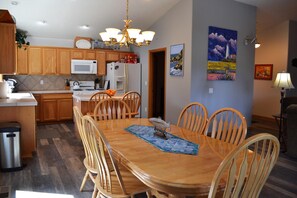 House, Multiple Beds (90587 Lake View Rd) | Private kitchen | Spices, paper towels - 90587 Lake View Rd (Warrenton)