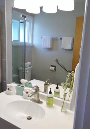 Huis, meerdere bedden (1881 Beach Dr) | Badkamer | Shampoo, toiletpapier