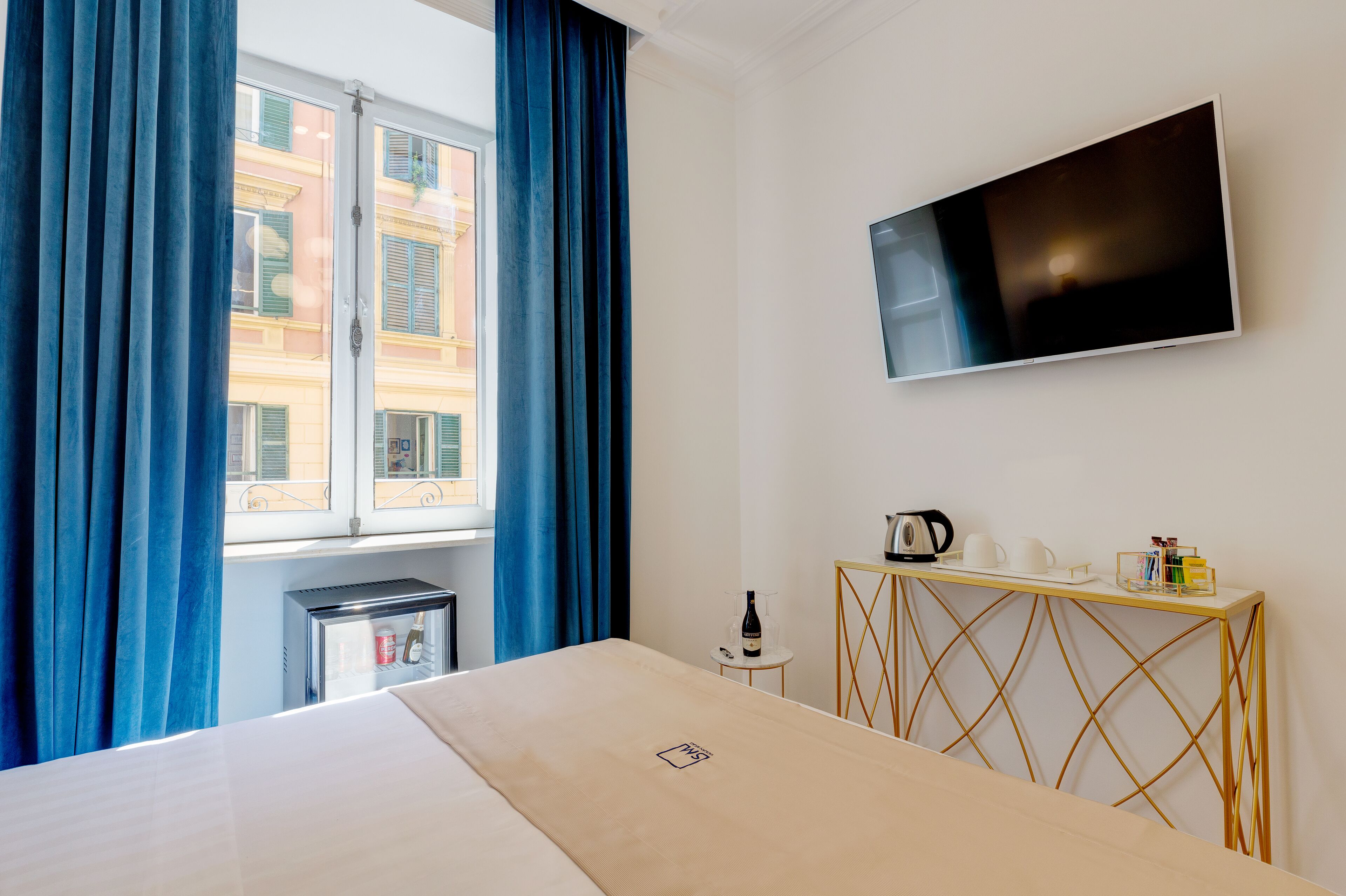 Kamar Double Deluks | Seprai antialergi, minibar, brankas, dan meja kerja