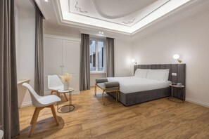 小型套房 | 防过敏的被褥、迷你吧、客房内保险箱、办公桌