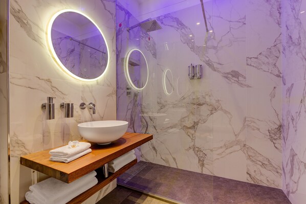 Shower, free toiletries, hair dryer, bidet - SM Vatican Relais (Rome)