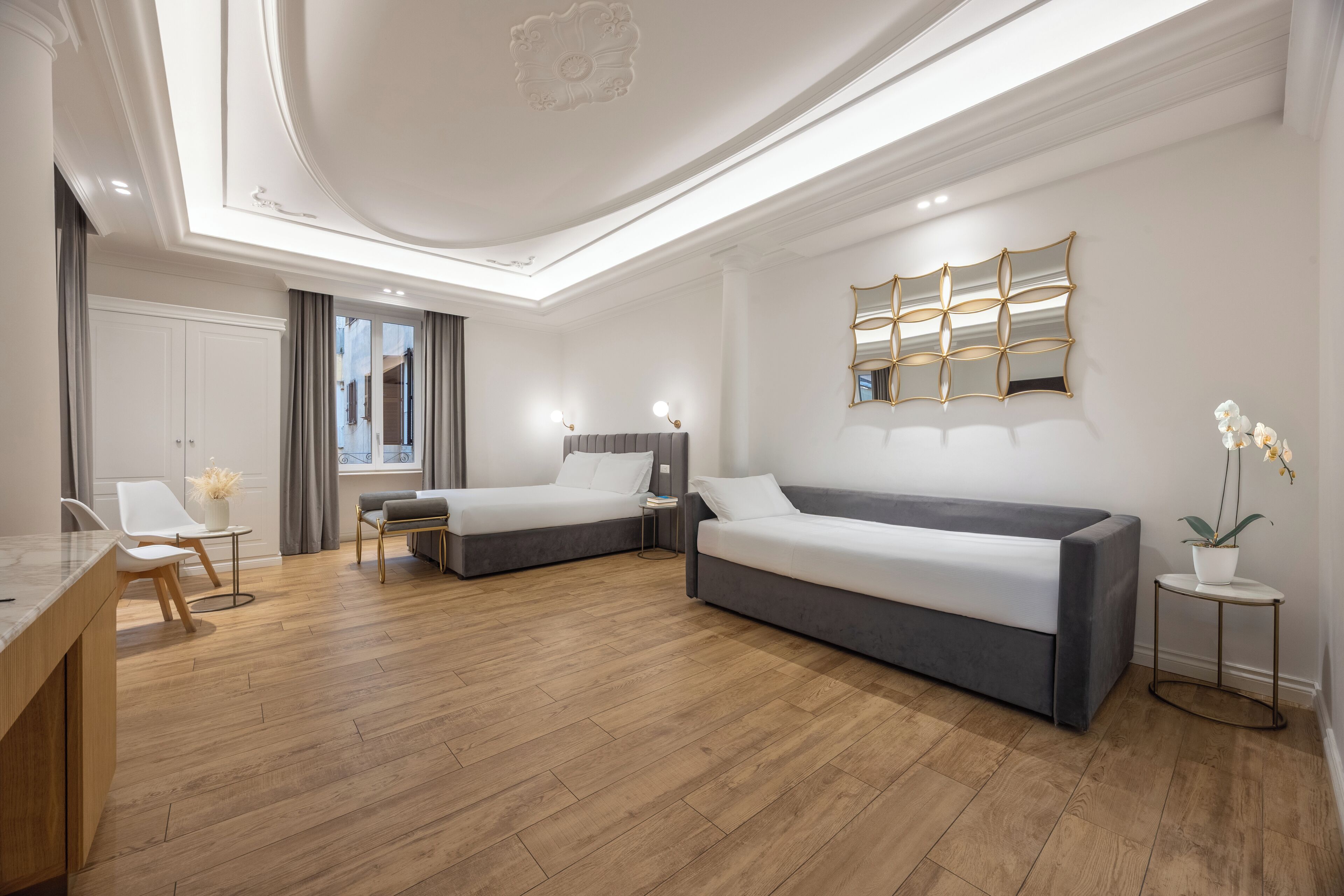 Junior Suite | Hypo-allergenic bedding, minibar, in-room safe, desk