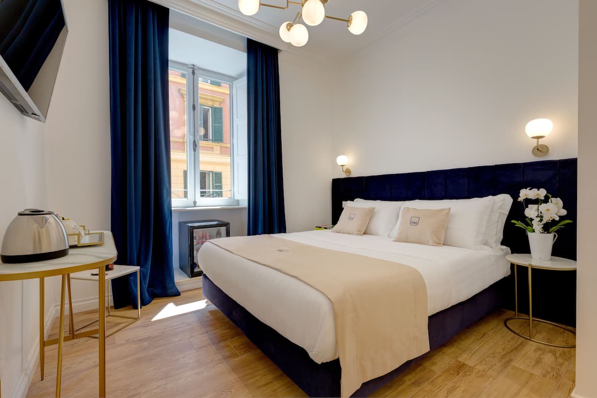 Hypo-allergenic bedding, minibar, in-room safe, desk