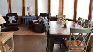Maison, plusieurs lits (1081 South Prom) | Salle de séjour