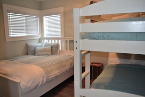 House, Multiple Beds (240 Ave S) | 3 bedrooms - 240 Ave S (Seaside)