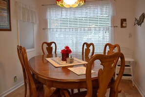 Maison, Plusieurs lits (403 9th Ave) | Cuisine privée | Épices, essuie-tout