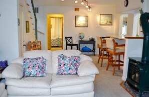 House, Multiple Beds (403 9th Ave) | Living room