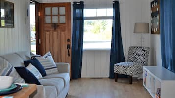 House, Multiple Beds (131 4th Ave Unit B) | Living room | Fireplace