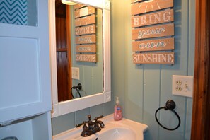 Ferienhaus, Mehrere Betten (131 4th Ave Unit B) | Badezimmer | Shampoo, Toilettenpapier