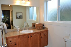 Rumah, Beberapa Tempat Tidur (441 15th Ave) | Kamar mandi | Sampo dan tisu toilet