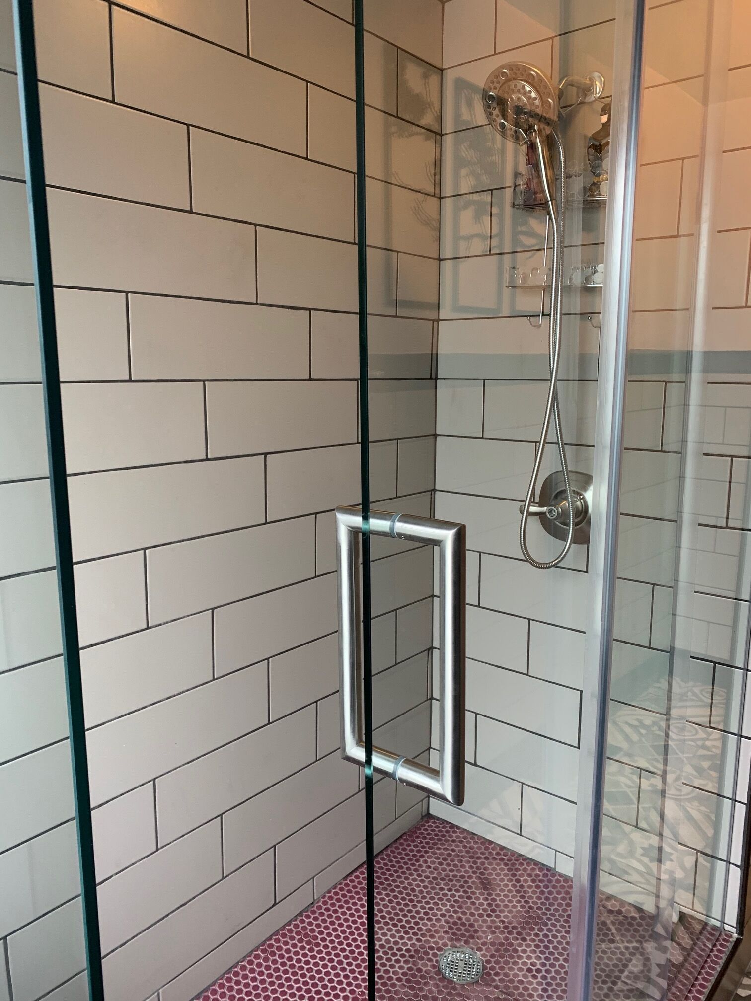 Een douche, een haardroger, handdoeken, zeep