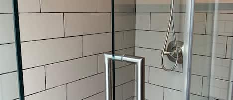 Een douche, een haardroger, handdoeken, zeep