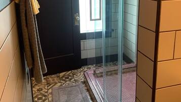 Regadera, secadora de cabello, toallas, jabón