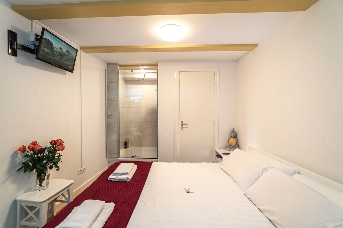 Desk, free WiFi, bed sheets