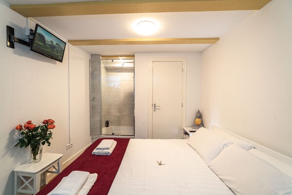 Standard Room | Desk, free WiFi, bed sheets
