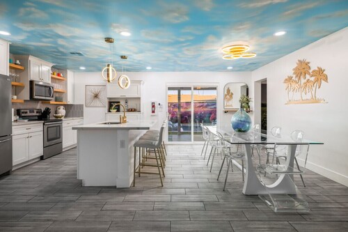 Endless Summer: 5BR 7Beds Heated Pool Light Show